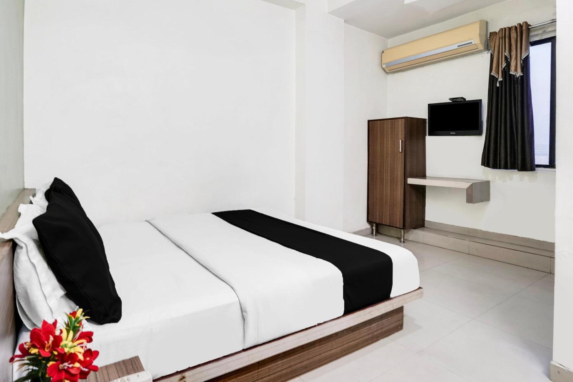 Hotel O Vanya Palace Ahmadábád Kültér fotó