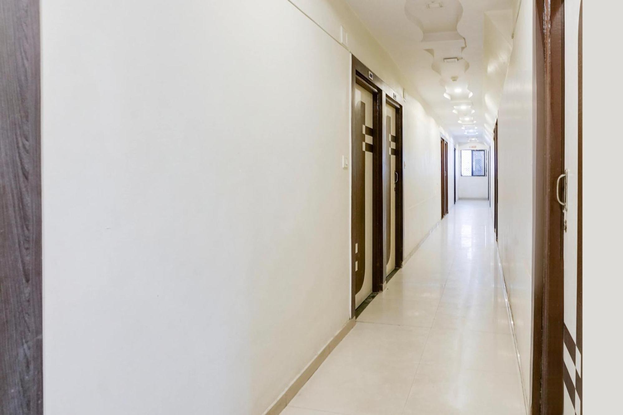 Hotel O Vanya Palace Ahmadábád Kültér fotó